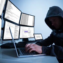 hacker kiberbűnöző